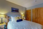 Bedroom w/ Queen Bed - Silver Mill 8202 - Keystone CO